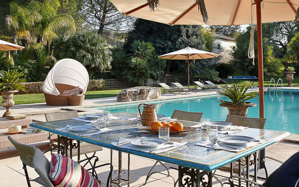 Villa Naxos: Attività, Balcone / Terrazza / Patio, Benessere, Caratteristiche, Entrata Principale, Estate, Esterni, Giardino, Persone, Piscina, Primavera, Servizi