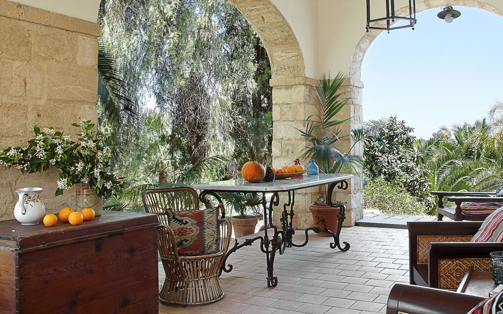 Villa Naxos: Attività, Balcone / Terrazza / Patio, Benessere, Caratteristiche, Entrata Principale, Estate, Esterni, Giardino, Persone, Piscina, Primavera, Servizi