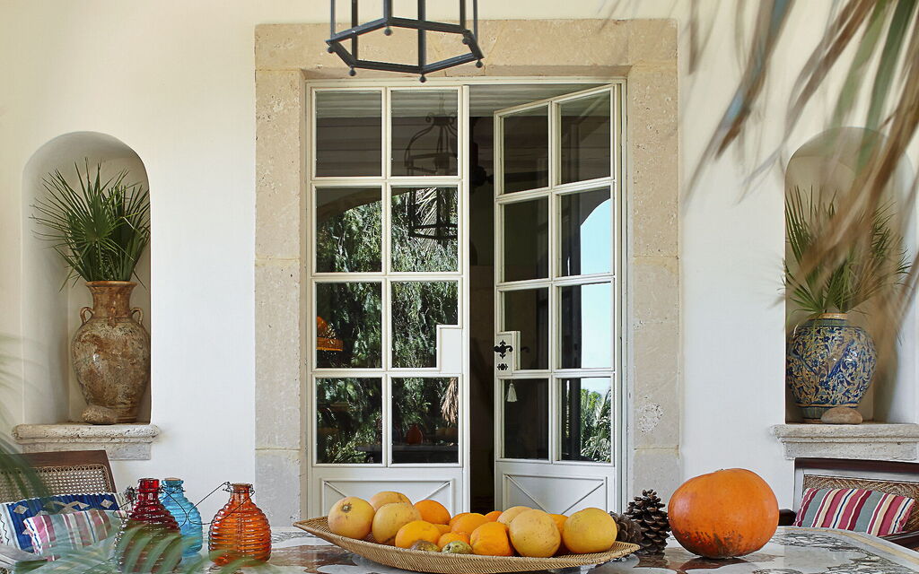 Villa Naxos: Attività, Balcone / Terrazza / Patio, Benessere, Caratteristiche, Entrata Principale, Estate, Esterni, Giardino, Persone, Piscina, Primavera, Servizi