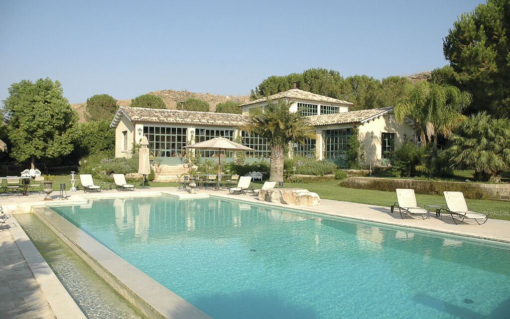 Villa Naxos: Attività, Balcone / Terrazza / Patio, Benessere, Caratteristiche, Entrata Principale, Estate, Esterni, Giardino, Persone, Piscina, Primavera, Servizi