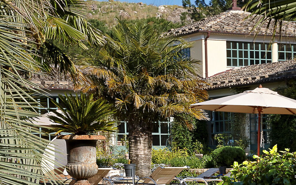 Villa Naxos: Attività, Balcone / Terrazza / Patio, Benessere, Caratteristiche, Entrata Principale, Estate, Esterni, Giardino, Persone, Piscina, Primavera, Servizi