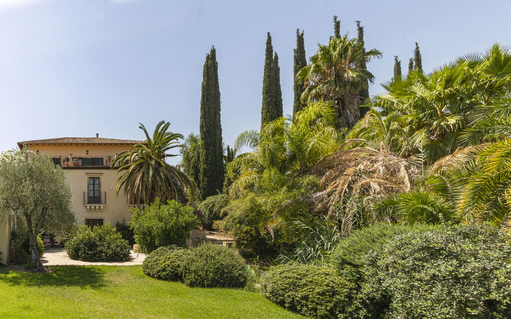 Villa Naxos: Attività, Balcone / Terrazza / Patio, Benessere, Caratteristiche, Entrata Principale, Estate, Esterni, Giardino, Persone, Piscina, Primavera, Servizi