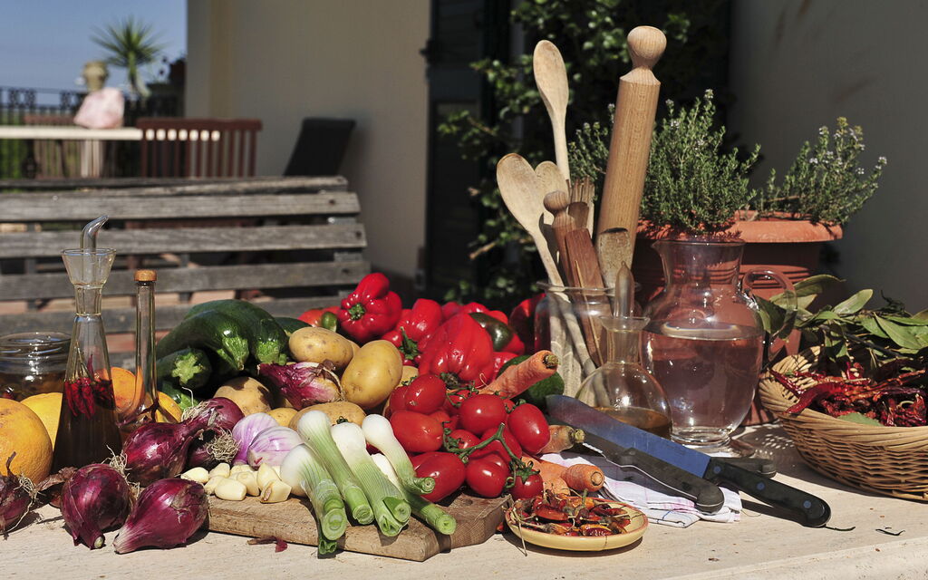 Villa Naxos: Attività, Balcone / Terrazza / Patio, Benessere, Caratteristiche, Entrata Principale, Estate, Esterni, Giardino, Persone, Piscina, Primavera, Servizi