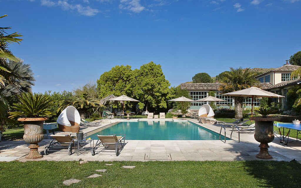 Villa Naxos: Attività, Balcone / Terrazza / Patio, Benessere, Caratteristiche, Entrata Principale, Estate, Esterni, Giardino, Persone, Piscina, Primavera, Servizi