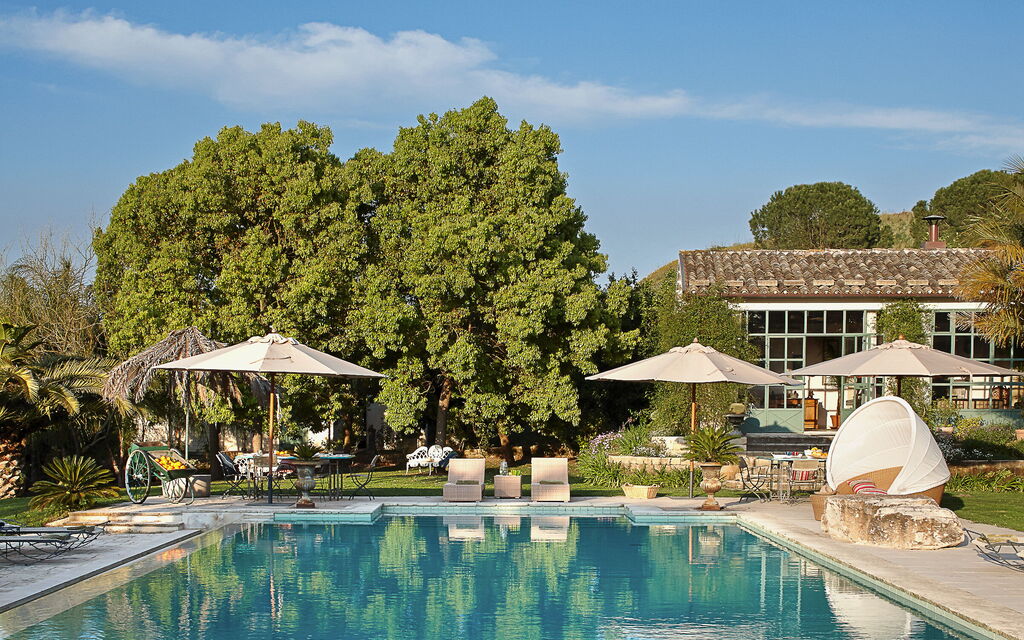 Villa Naxos: Attività, Balcone / Terrazza / Patio, Benessere, Caratteristiche, Entrata Principale, Estate, Esterni, Giardino, Persone, Piscina, Primavera, Servizi