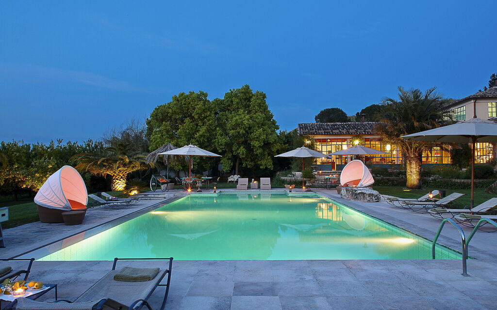 Villa Naxos: Attività, Balcone / Terrazza / Patio, Benessere, Caratteristiche, Entrata Principale, Estate, Esterni, Giardino, Persone, Piscina, Primavera, Servizi