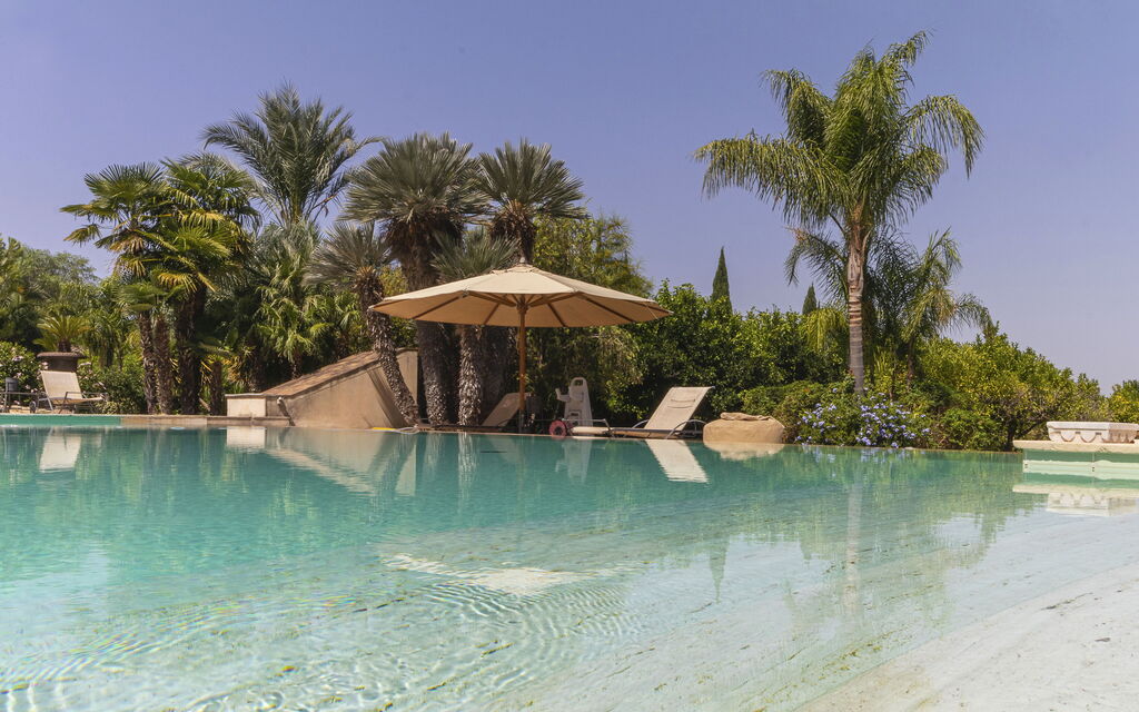 Villa Naxos: Attività, Balcone / Terrazza / Patio, Benessere, Caratteristiche, Entrata Principale, Estate, Esterni, Giardino, Persone, Piscina, Primavera, Servizi
