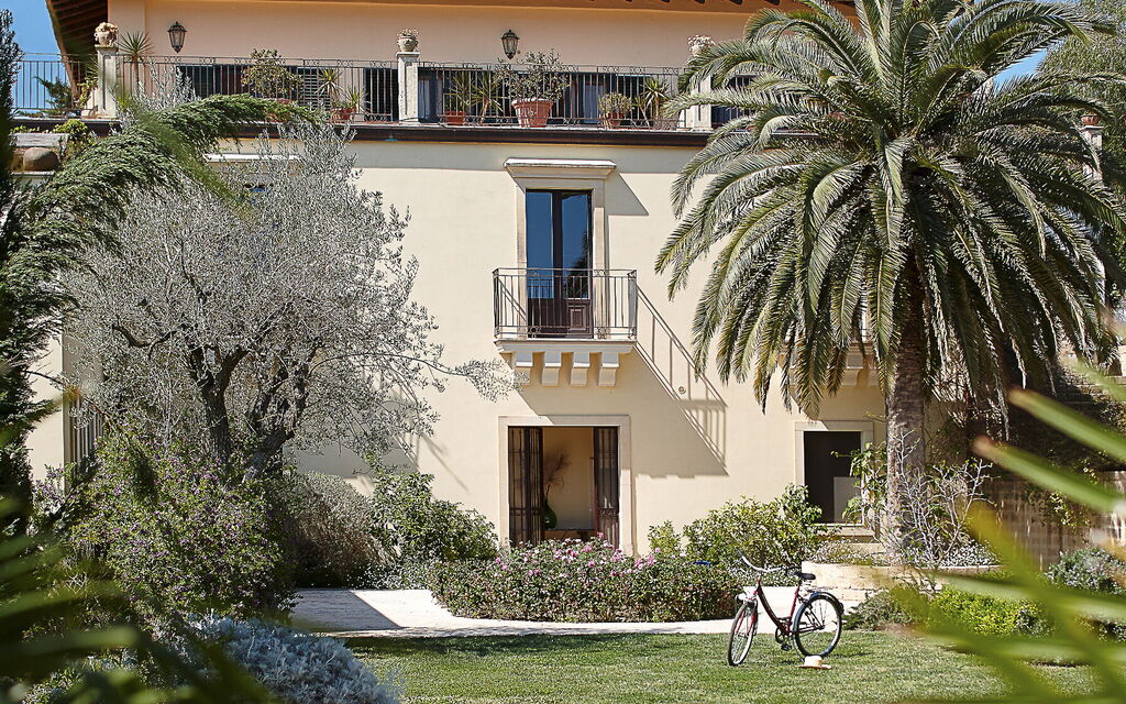 Villa Naxos: Attività, Balcone / Terrazza / Patio, Benessere, Caratteristiche, Entrata Principale, Estate, Esterni, Giardino, Persone, Piscina, Primavera, Servizi