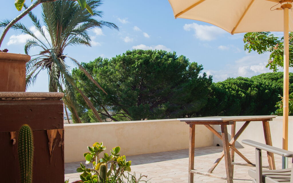 Villa Nativa: Activities, Amenities, Balcony / Terrace / Patio, Building Exterior, Garden, Main Entrance, People, Pool, Spring, Summer