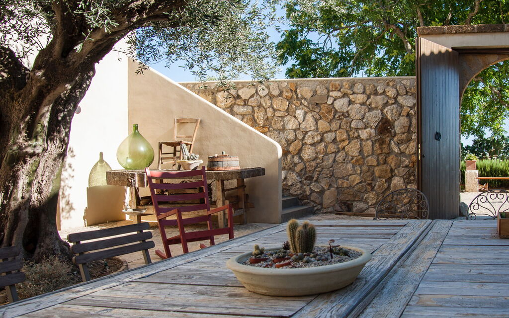 Villa Nativa: Activities, Amenities, Balcony / Terrace / Patio, Building Exterior, Garden, Main Entrance, People, Pool, Spring, Summer