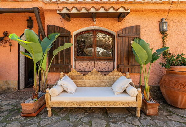 Villa Torretta Pied Dans L'eau: Activities, Amenities, Balcony / Terrace / Patio, Building Exterior, Garden, Main Entrance, Spring, Summer