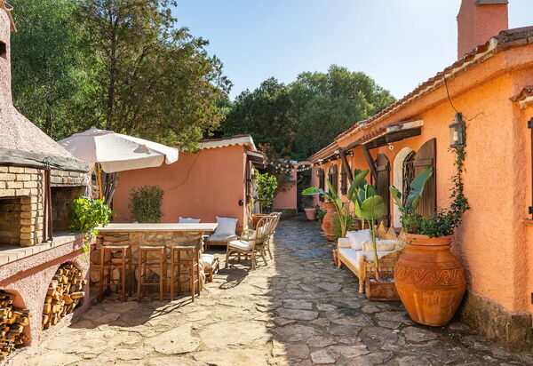 Villa Torretta Pied Dans L'eau: Activities, Amenities, Balcony / Terrace / Patio, Building Exterior, Garden, Main Entrance, Spring, Summer