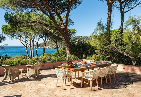 Villa Torretta Pied Dans L'eau: Activities, Amenities, Balcony / Terrace / Patio, Building Exterior, Garden, Main Entrance, Spring, Summer
