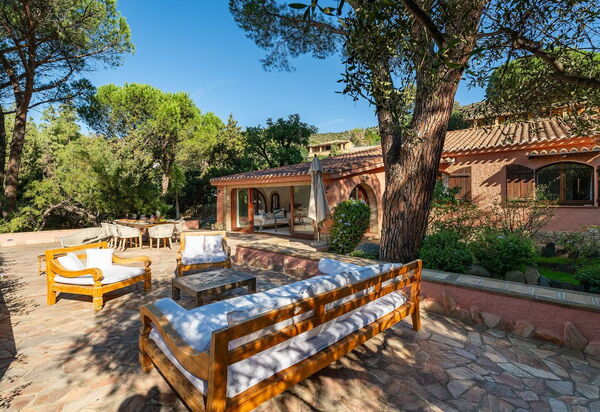 Villa Torretta Pied Dans L'eau: Activities, Amenities, Balcony / Terrace / Patio, Building Exterior, Garden, Main Entrance, Spring, Summer