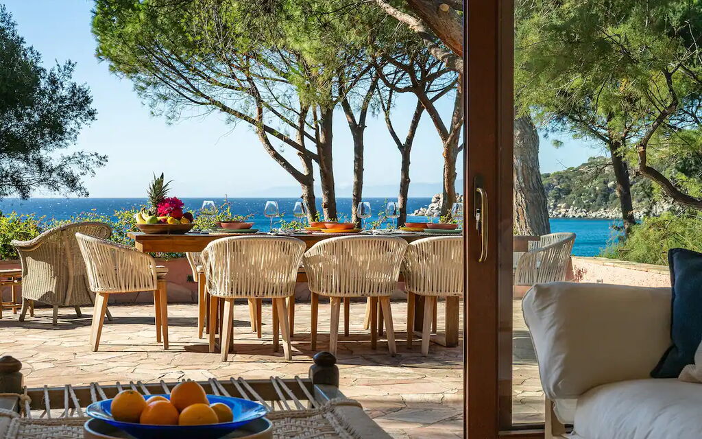 Villa Torretta Pied Dans L'eau: Activities, Amenities, Balcony / Terrace / Patio, Building Exterior, Garden, Main Entrance, Spring, Summer