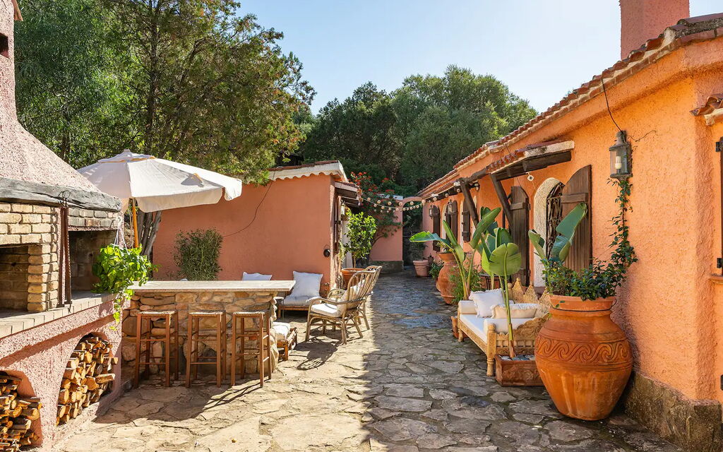 Villa Torretta Pied Dans L'eau: Activities, Amenities, Balcony / Terrace / Patio, Building Exterior, Garden, Main Entrance, Spring, Summer