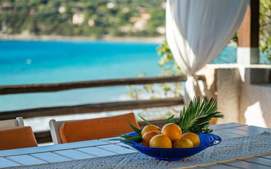 Villa Torretta Pied Dans L'eau: Activities, Amenities, Balcony / Terrace / Patio, Building Exterior, Garden, Main Entrance, Spring, Summer