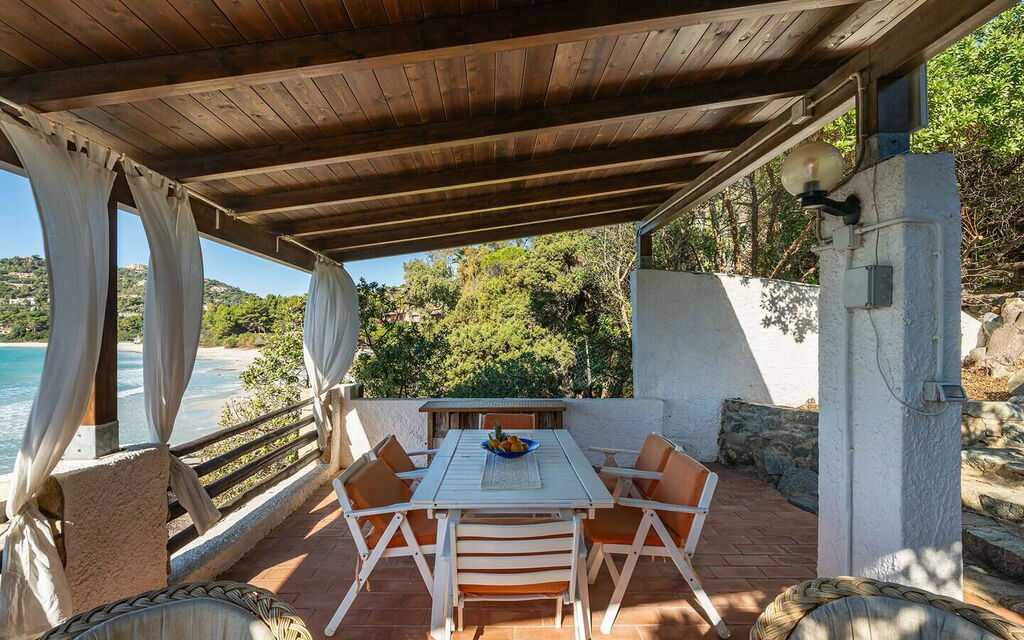Villa Torretta Pied Dans L'eau: Activities, Amenities, Balcony / Terrace / Patio, Building Exterior, Garden, Main Entrance, Spring, Summer