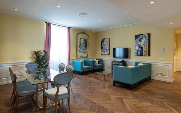 Torrigiani Corso Quattro: Activities, Amenities, Building Exterior, City, Kitchen, Room Detail, Spring, Summer