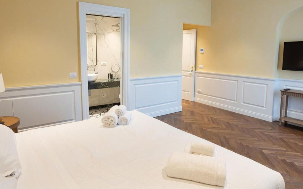 Torrigiani Corso Quattro: Activities, Amenities, Building Exterior, City, Kitchen, Room Detail, Spring, Summer