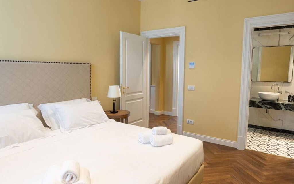 Torrigiani Corso Quattro: Activities, Amenities, Building Exterior, City, Kitchen, Room Detail, Spring, Summer