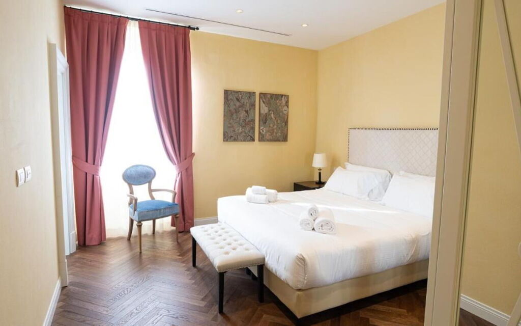 Torrigiani Corso Quattro: Activities, Amenities, Building Exterior, City, Kitchen, Room Detail, Spring, Summer