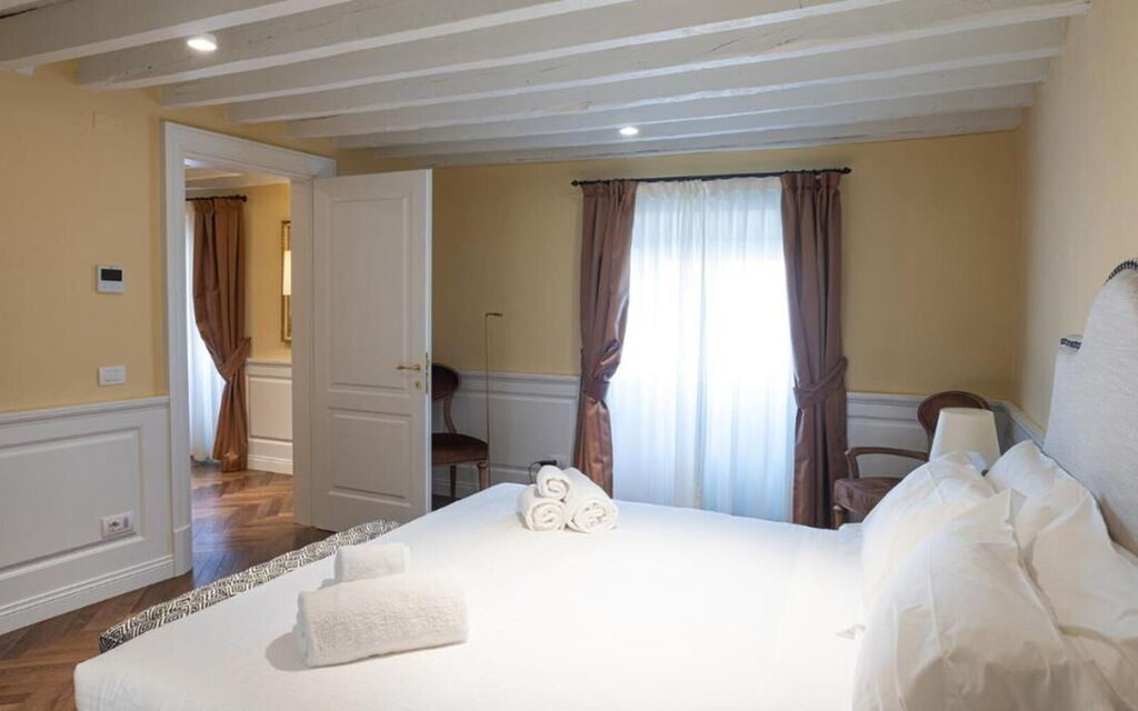 Torrigiani Corso Quattro: Activities, Amenities, Building Exterior, City, Kitchen, Room Detail, Spring, Summer