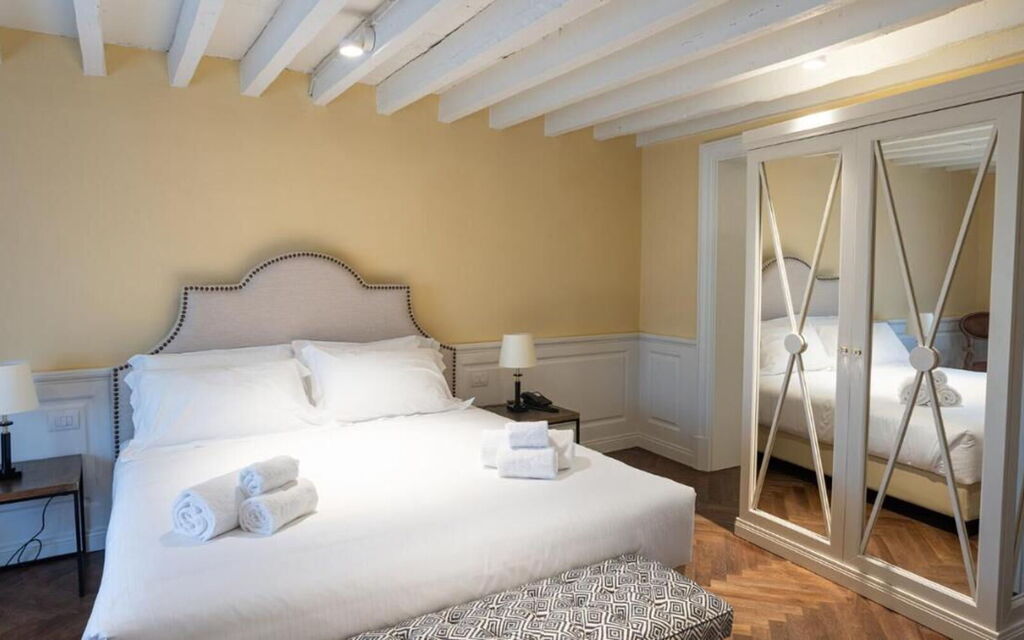 Torrigiani Corso Quattro: Activities, Amenities, Building Exterior, City, Kitchen, Room Detail, Spring, Summer