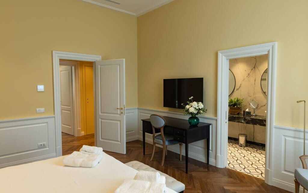 Torrigiani Corso Quattro: Activities, Amenities, Building Exterior, City, Kitchen, Room Detail, Spring, Summer