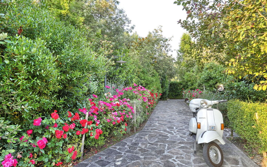 Villa San Gerbero: Attività, Caratteristiche, Entrata Principale, Estate, Esterni, Giardino, Idromassaggio, Piscina, Primavera