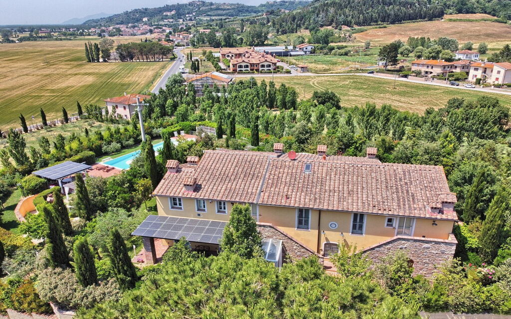 Villa San Gerbero: Attività, Caratteristiche, Entrata Principale, Estate, Esterni, Giardino, Idromassaggio, Piscina, Primavera