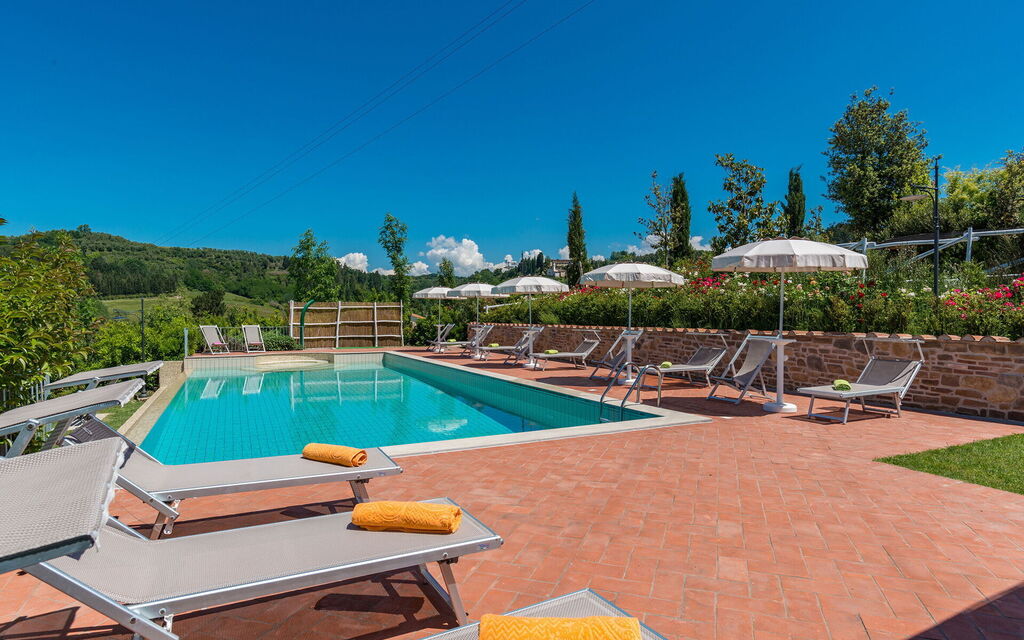 Villa San Gerbero: Attività, Caratteristiche, Entrata Principale, Estate, Esterni, Giardino, Idromassaggio, Piscina, Primavera