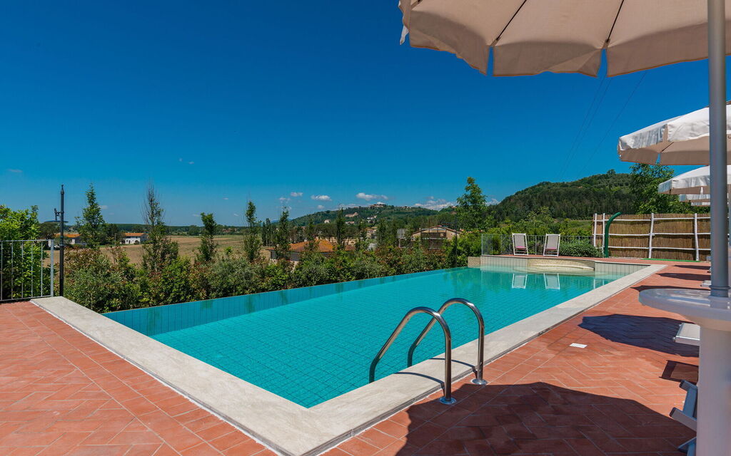 Villa San Gerbero: Attività, Caratteristiche, Entrata Principale, Estate, Esterni, Giardino, Idromassaggio, Piscina, Primavera