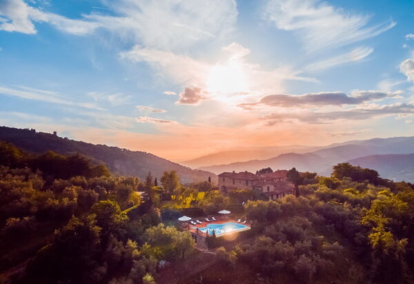 Villa Alvisi: Attività, Balcone / Terrazza / Patio, Benessere, Caratteristiche, Entrata Principale, Estate, Esterni, Giardino, Piscina, Primavera