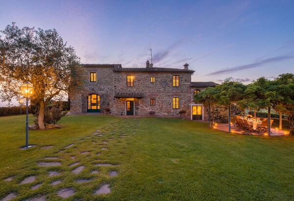 Villa Alvisi: Attività, Balcone / Terrazza / Patio, Benessere, Caratteristiche, Entrata Principale, Estate, Esterni, Giardino, Piscina, Primavera