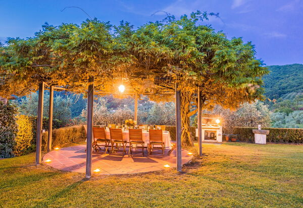 Villa Alvisi: Attività, Balcone / Terrazza / Patio, Benessere, Caratteristiche, Entrata Principale, Estate, Esterni, Giardino, Piscina, Primavera