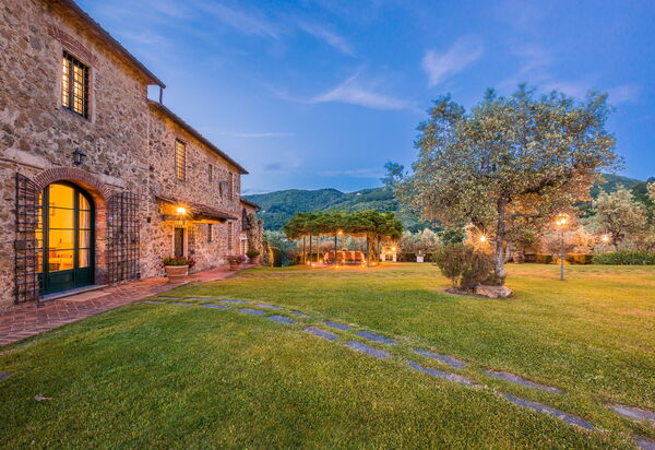 Villa Alvisi: Attività, Balcone / Terrazza / Patio, Benessere, Caratteristiche, Entrata Principale, Estate, Esterni, Giardino, Piscina, Primavera