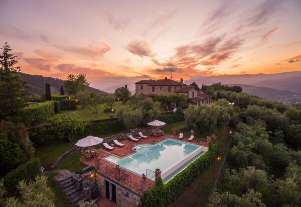 Villa Alvisi: Attività, Balcone / Terrazza / Patio, Benessere, Caratteristiche, Entrata Principale, Estate, Esterni, Giardino, Piscina, Primavera