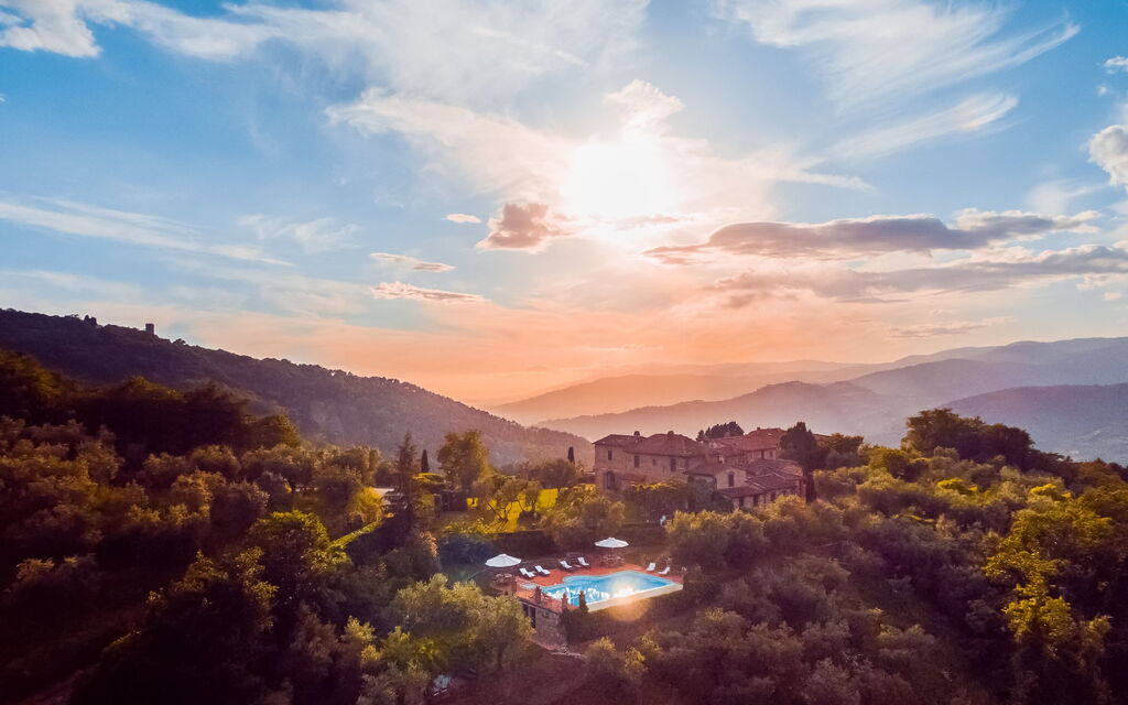 Villa Alvisi: Attività, Balcone / Terrazza / Patio, Benessere, Caratteristiche, Entrata Principale, Estate, Esterni, Giardino, Piscina, Primavera