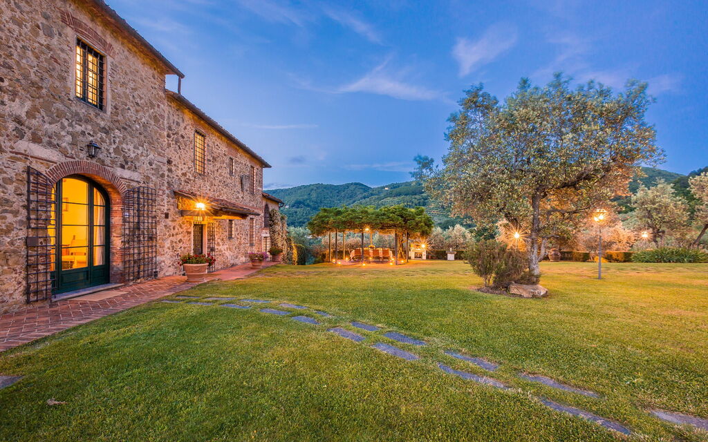 Villa Alvisi: Attività, Balcone / Terrazza / Patio, Benessere, Caratteristiche, Entrata Principale, Estate, Esterni, Giardino, Piscina, Primavera