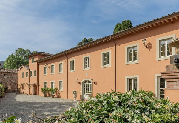 Villa Del Borgo: Attività, Caratteristiche, Entrata Principale, Estate, Esterni, Giardino, Piscina, Primavera