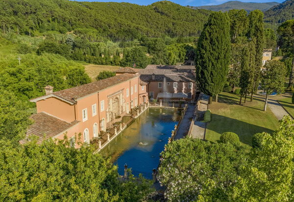 Villa Del Borgo: Attività, Caratteristiche, Entrata Principale, Estate, Esterni, Giardino, Piscina, Primavera