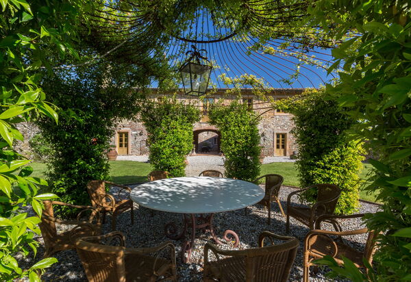 Villa Del Borgo: Attività, Caratteristiche, Entrata Principale, Estate, Esterni, Giardino, Piscina, Primavera