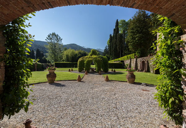 Villa Del Borgo: Attività, Caratteristiche, Entrata Principale, Estate, Esterni, Giardino, Piscina, Primavera