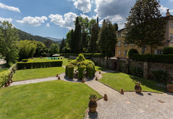 Villa Del Borgo: Attività, Caratteristiche, Entrata Principale, Estate, Esterni, Giardino, Piscina, Primavera