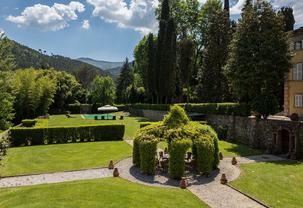 Villa Del Borgo: Attività, Caratteristiche, Entrata Principale, Estate, Esterni, Giardino, Piscina, Primavera
