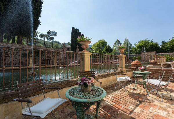 Villa Del Borgo: Attività, Caratteristiche, Entrata Principale, Estate, Esterni, Giardino, Piscina, Primavera