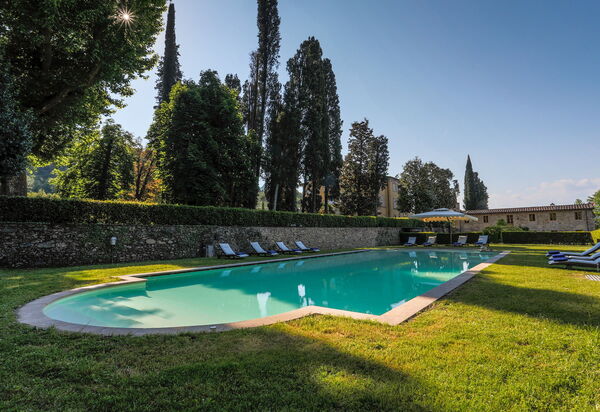 Villa Del Borgo: Attività, Caratteristiche, Entrata Principale, Estate, Esterni, Giardino, Piscina, Primavera