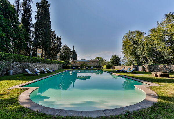 Villa Del Borgo: Attività, Caratteristiche, Entrata Principale, Estate, Esterni, Giardino, Piscina, Primavera