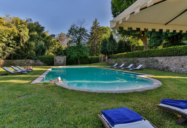 Villa Del Borgo: Attività, Caratteristiche, Entrata Principale, Estate, Esterni, Giardino, Piscina, Primavera